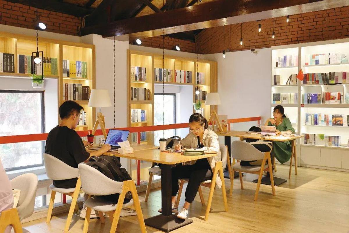 静谧的校园，同学们在自习(1)