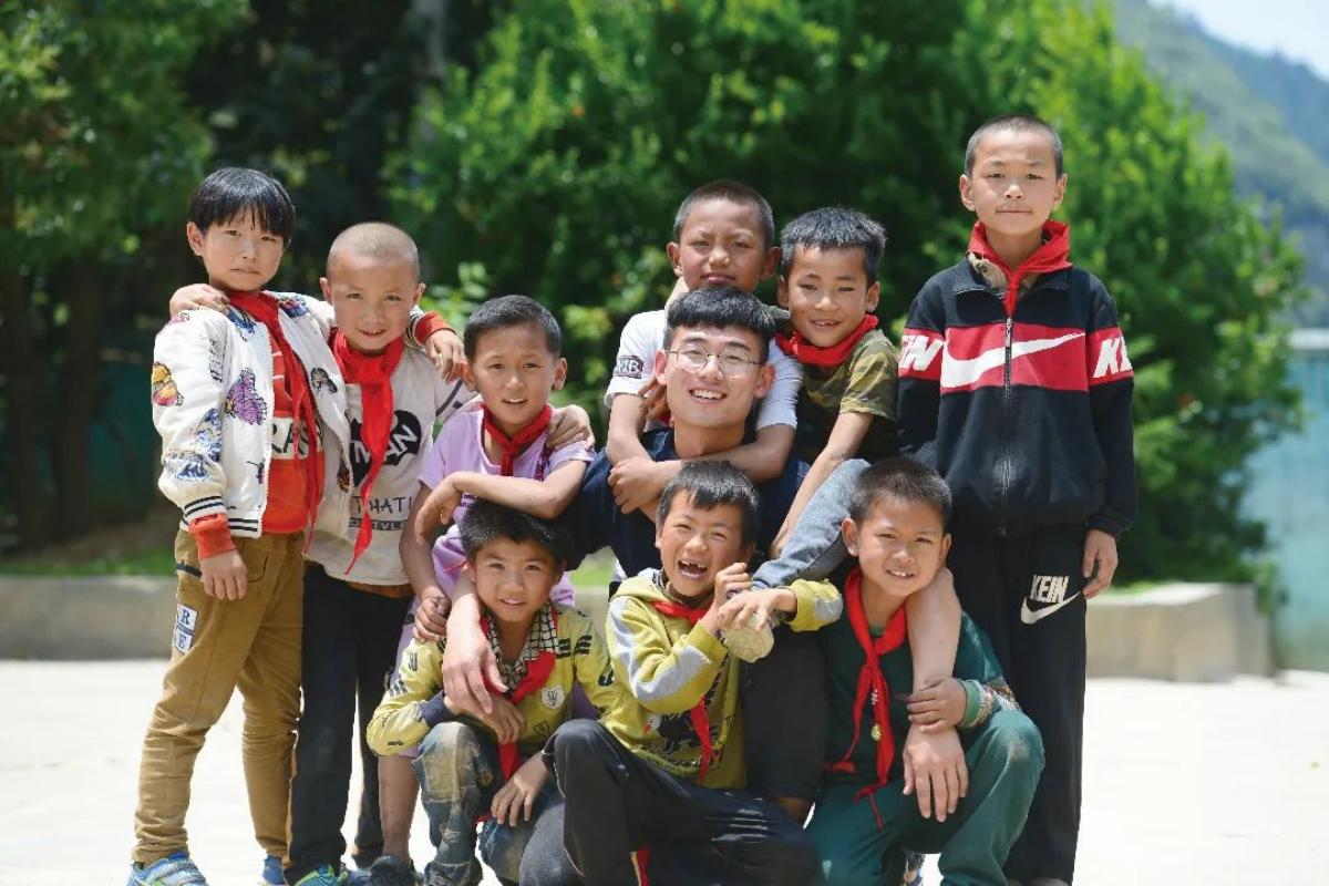 志愿者李昂（正中）与小学生合影(1)