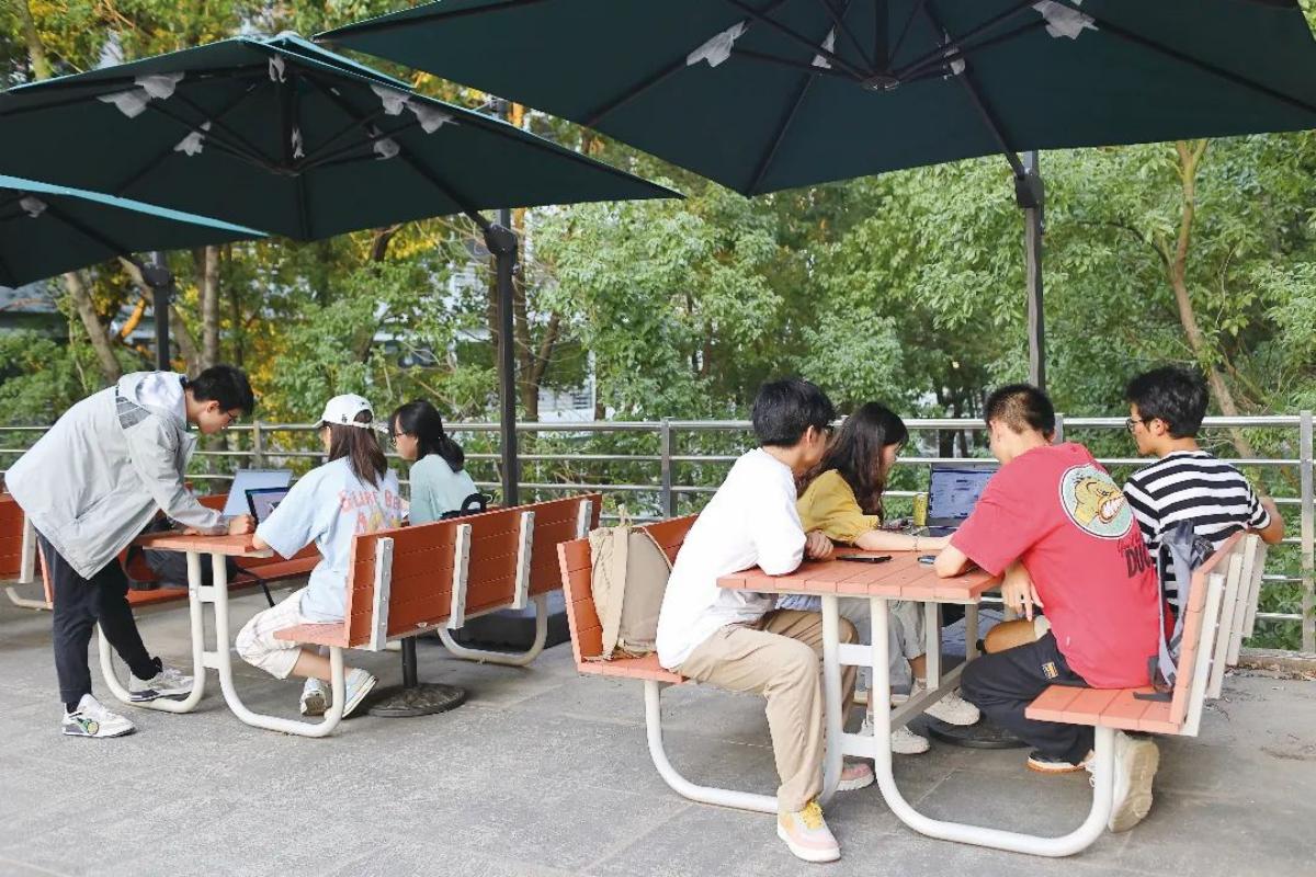同学们在讨论项目(1)